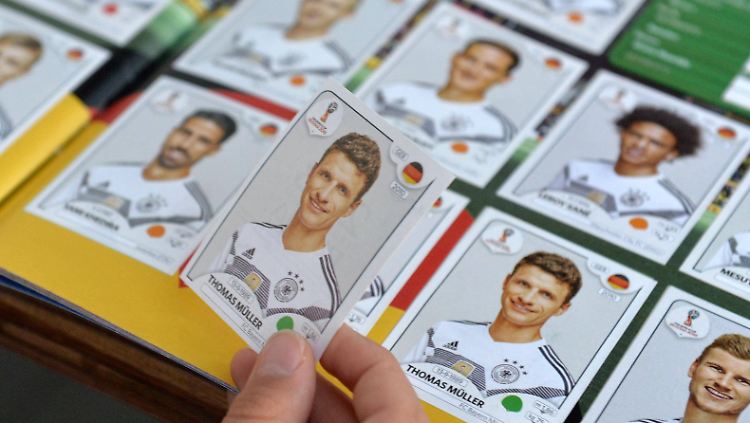 Fußballbildchen von Panini werden jetzt zur WM wie wild getauscht und eingeklebt. 