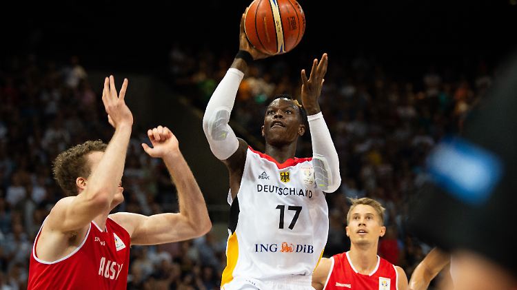 In seiner Heimatstadt drehte Dennis Schröder (Mitte) gegen Österreich richtig auf.