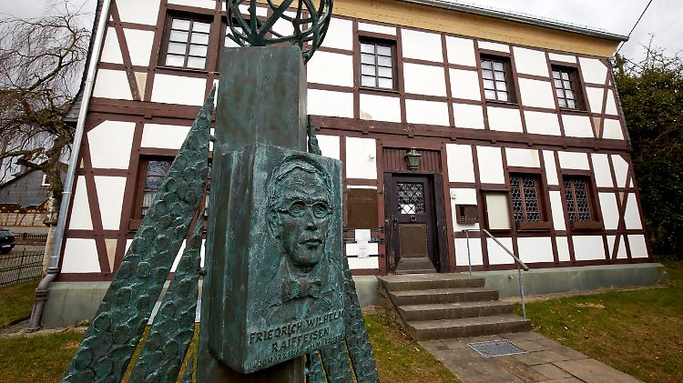 Was einer nicht schafft, schaffen viele: Das Geburtshaus des Sozialreformers Friedrich Wilhelm Raiffeisen in  Hamm/Sieg. Er gilt als Vater der Genossenschaften in Deutschland. 