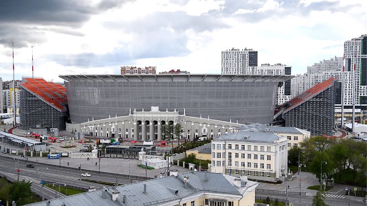 Wird mit seinen ausgebreiteten Flügeltribünen in Erinnerung aber nicht im Stadtbild von Jekaterinburg bleiben.