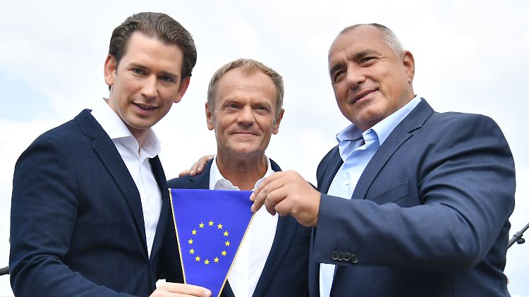 Bulgariens Ministerpräsident Borissow reichte Österreichs Kanzler Kurz symbolisch einen EU-Wimpel.