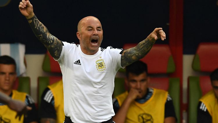 Noch bleibt er: Argentiniens heftig umstrittener Fußball-Nationaltrainer Jorge Sampaoli.