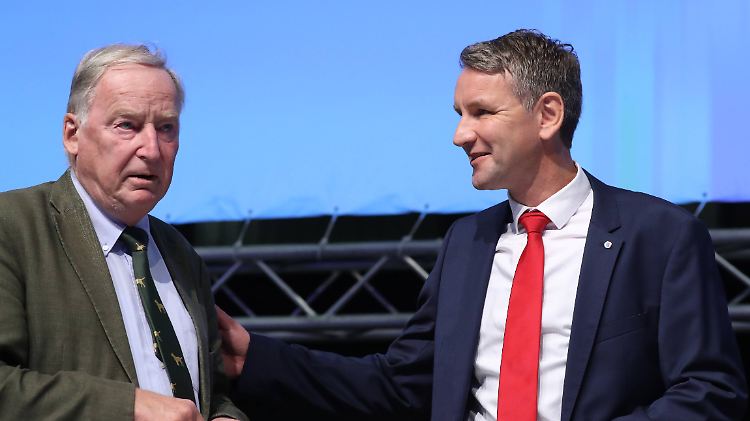 AfD-Chef Gauland mit Rechtsausleger Höcke auf dem Parteitag in Augsburg.