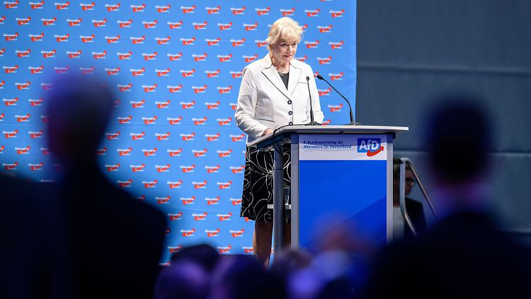 Ex-CDU-Politikerin Erika Steinbach schoss scharf gegen Kanzlerin Merkel und bekam dafür viel Applaus.