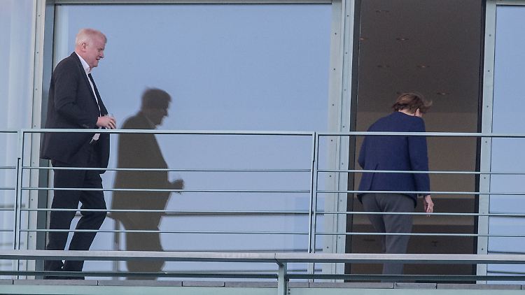 Einigung in Sicht? Die Kanzlerin und der Bundesinnenminister am Samstagabend im Kanzleramt.