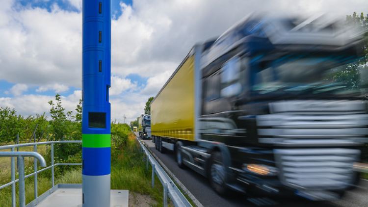 Kontrollstelle zur Erfassung der Lkw-Maut an der Bundesstraße 87 zwischen Frankfurt (Oder) und Müllrose.