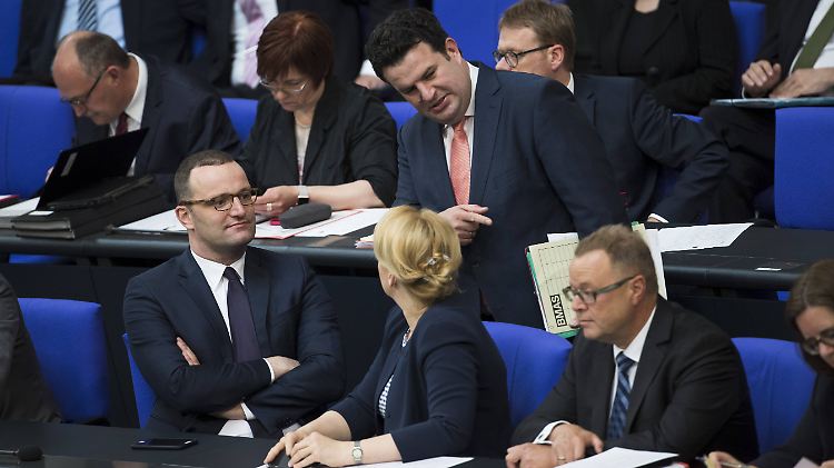 Jens Spahn, Hubertus Heil und Franziska Giffey im Gespräch auf der Regierungsbank im Bundestag.