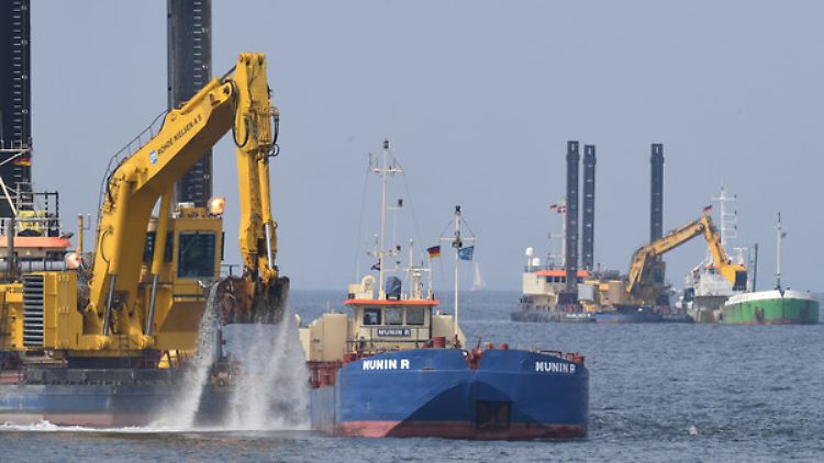 Bagger arbeiten am Unterwassergraben von Nord Stream 2 im Greifswalder Bodden.