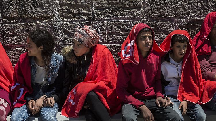 Junge Miigranten aus Nordafrika nach ihrer Rettung in der Straße von Gibraltar. Die EU will das Geschäft der Schlepper stoppen.