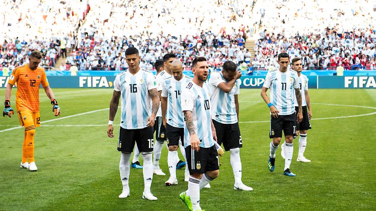 Lionel Messi steht auch in der Niederlage vor seinem Team - doch wer davon bleibt nach dem WM-Aus noch übrig?
