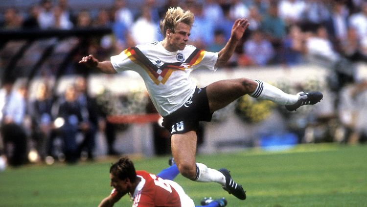 Gegen die Tschechoslowakei  brachte Jürgen Klinsmann seinen Trainer Franz Beckenbauer mit misslungenen Dribblings in Rage.