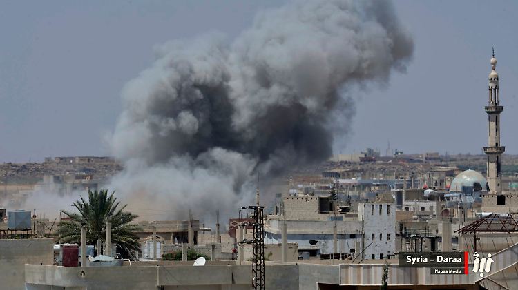 Ein Foto der oppositionellen Nabaa Media zeigt Rauch über der Stadt Daraa im Süden Syriens.