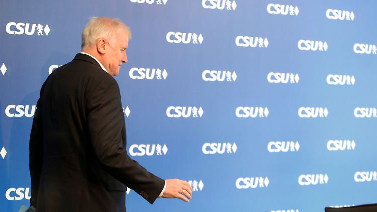 Seehofer teilt dem CSU-Vorstand seine Sicht der Dinge mit.