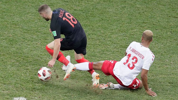 Mathias Jørgensen grätscht gegen Ante Rebic, verhindert ein sicheres Tor und sieht nur Gelb. Laut Regelwerk die richtige Entscheidung.