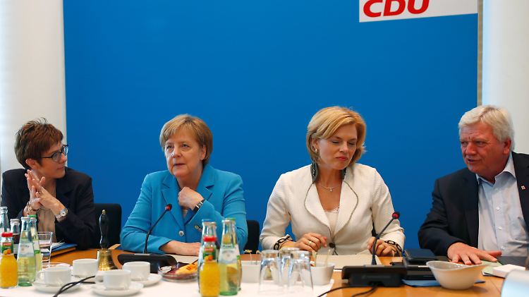 Merkel mit Generalsekretärin Kramp-Karrenbauer (r.).