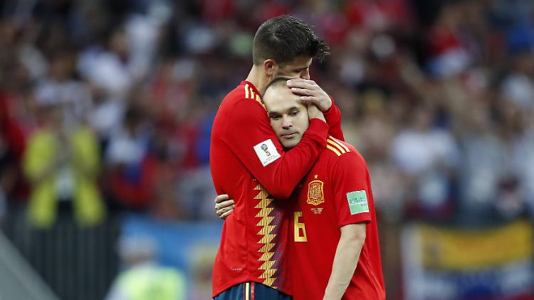 Gerard Pique hält einen der "großartigsten Spieler unserer Geschichte" in seinen Armen: Andes Iniesta.