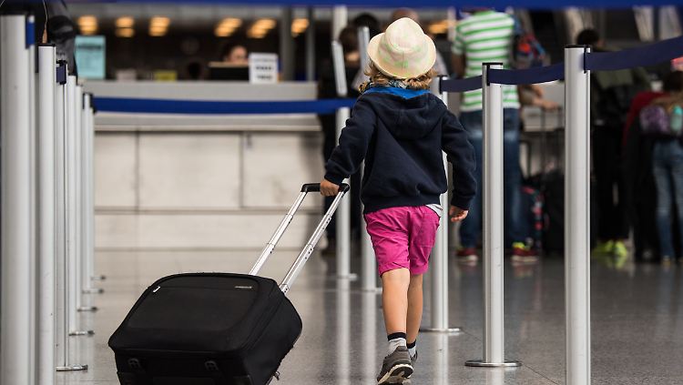 Von fast allen Flughäfen wird Passagieren geraten, in der Urlaubssaison mehr Zeit einzuplanen.