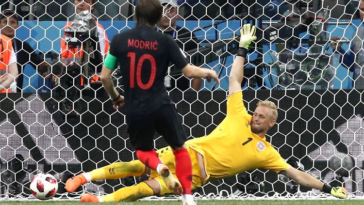 Auf dem Weg mitten ins Herz der Dänen kann Kasper Schmeichel Luka Modrics zweitem Elfmeter nur noch hinterhergucken.