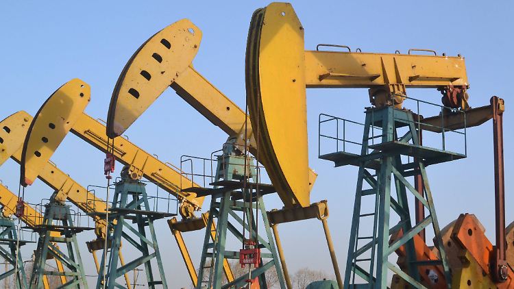 Experten verweisen zur Erklärung der Ölpreise auch auf die Folgen der US-Sanktionen gegen den Iran.