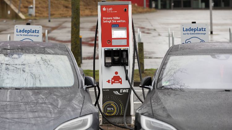 Bislang bundesweit weniger als 40.000 Förderanträge für reine Elektroautos: Zwei E-Pkw an einer Ladesäule in Oldenburg.