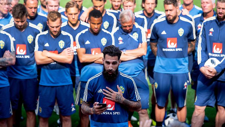 Die schwedische Mannschaft stellt sich geschlossen hinter den heftig angefeindeten Jimmy Durmaz.