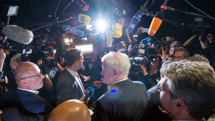 Geht er, geht er nicht? Noch ist die politische Zukunft Seehofers offen.