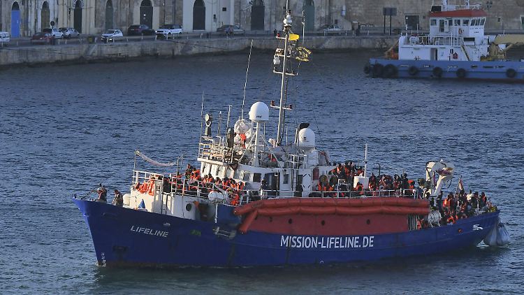 Nach fast einer Woche Ausharren auf See ist das Rettungschiff der "Mission Lifeline" am vergangenen Mittwoch in den Hafen von Malta eingelaufen. Nun soll sich der Kapitän vor Gericht rechtfertigen. 