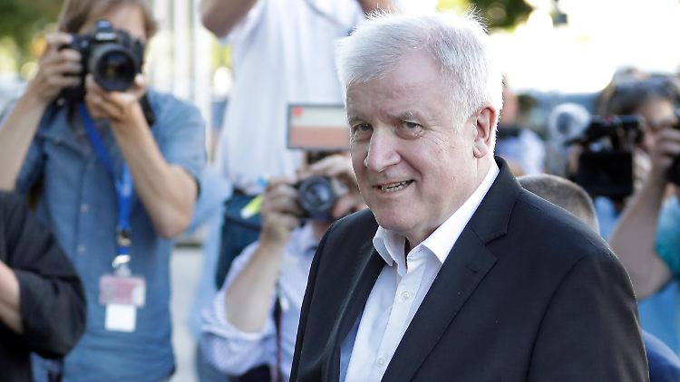 Seehofer hofft, wieder draußen zu sein, bevor es dunkel wird. 