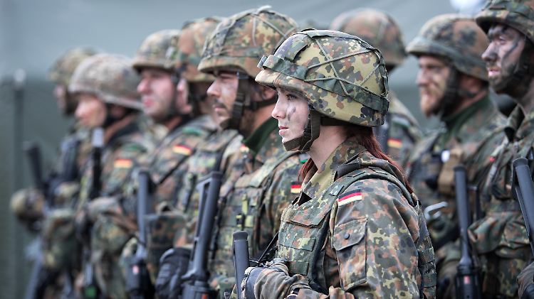 Dem Entwurf für den Bundeshaushalt 2019 zufolge soll der Verteidigungsetat auf 42,9 Milliarden Euro steigen.