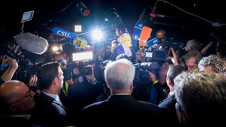 Horst Seehofer bleibt Innenminister.