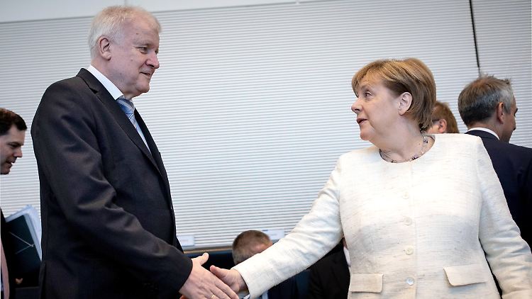 Angela Merkel und Horst Seehofer erzielen nach heftigem Streit einen Kompromiss.