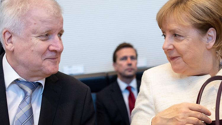 Der Tag danach: Merkel und Seehofer zu Beginn der Fraktionssitzung an diesem Dienstag.