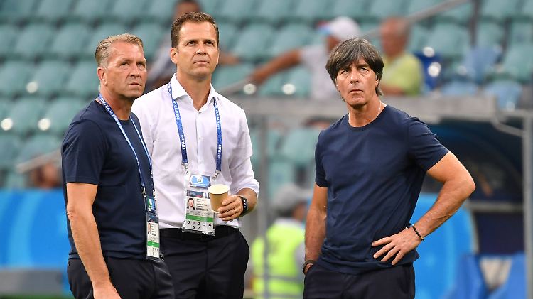 Haben Maulwürfen zufolge den Blick nach vorn auf die leichte Schulter genommen: Joachim Löw (r.) und Oliver Bierhoff (m.)