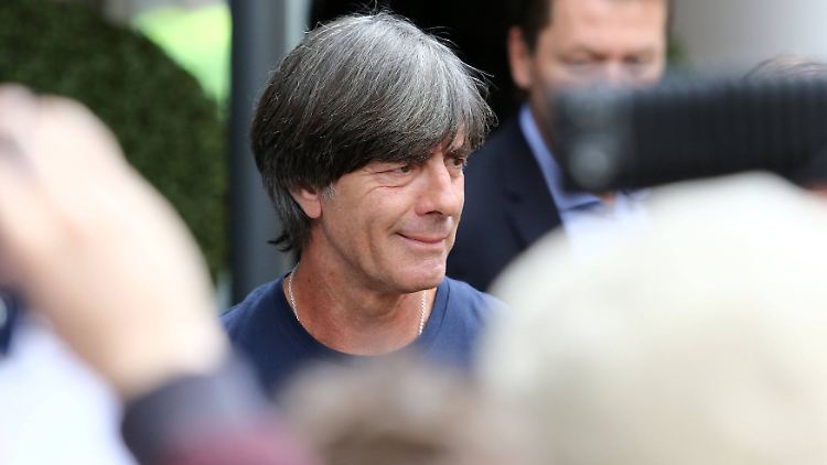 Nach einigem Grübeln ist das Lächeln wohl zurück auf dem Gesicht des Weiterhin-Bundestrainers Joachim Löw.
