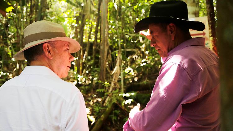 Juan Manuel Santos (r.), Präsident Kolumbiens, macht sich im Nationalpark Serrania de Chiribiquete selbst ein Bild.