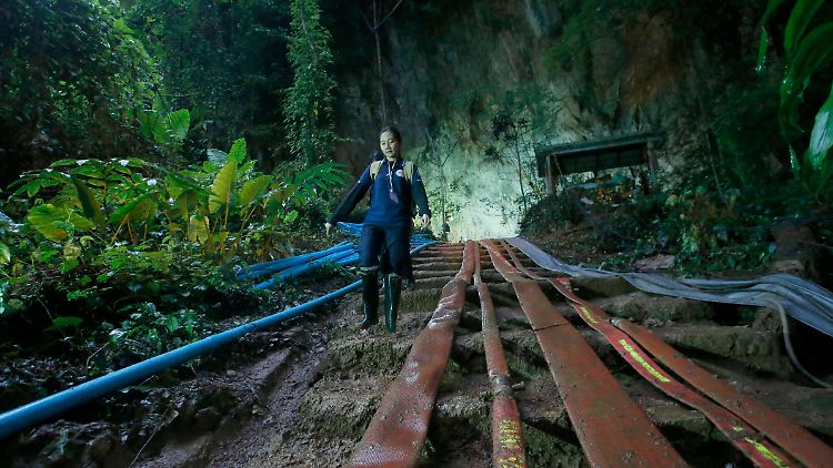 Um die Jugendlichen und ihren Begleiter zu retten, muss das Wasser aus der Höhle abgepumpt werden. 