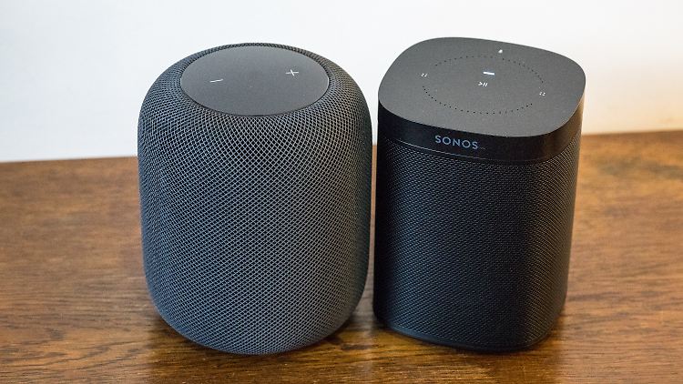HomePod (links) und Sonos One sind ungefähr gleich groß.