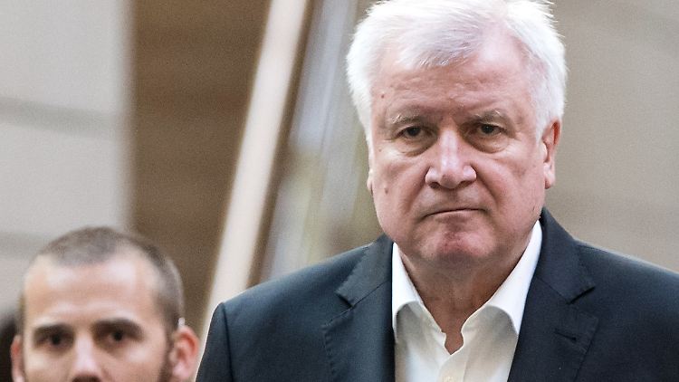 Nur wenige Deutsche meinen der Umfrage zufolge, dass er Innenminister bleiben soll: Horst Seehofer.