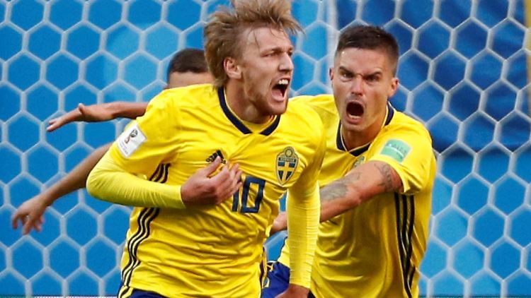 Forsberg hält einfach mal drauf - und schießt damit die Schweden ins Glück.