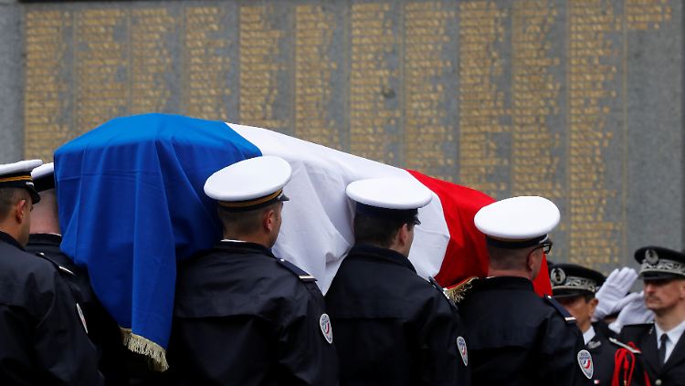 Polizisten tragen am 25. April 2017 den Sarg von Xavier Jugele. Der Beamte wurde auf den Champs-Elysees von einem Islamisten erschossen.