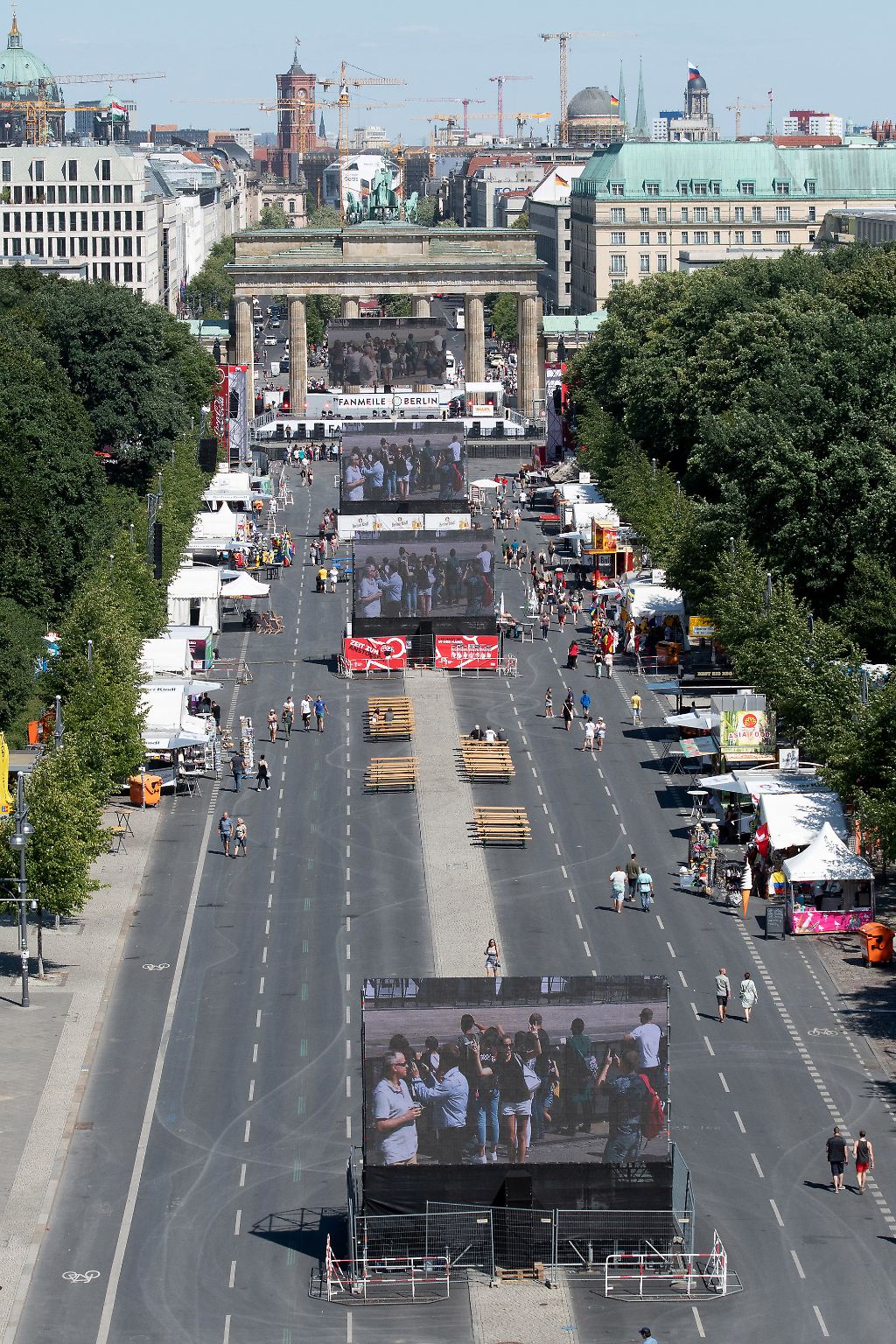 Kurzer Blick auf die Fanmeile am Brandenburger Tor: Am 20. Tag der Fußball-WM ...