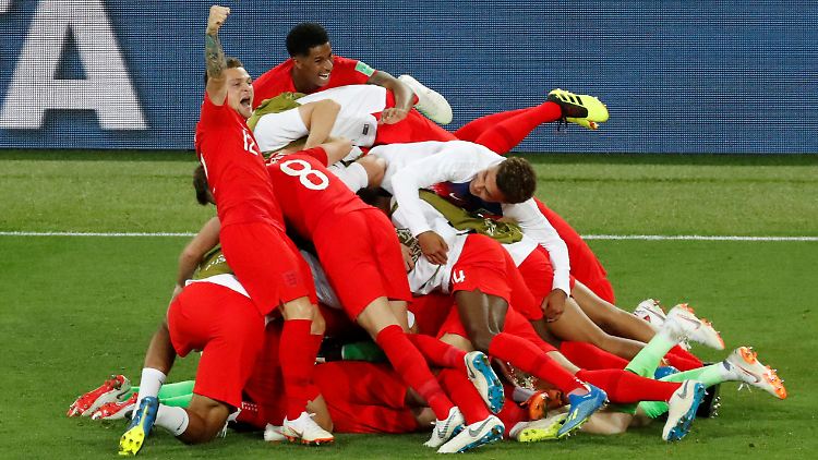 Nach drei verlorenen Elfmeterschießen bei Weltmeisterschaften jubelt England erstmals.