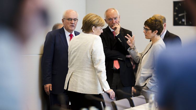 Bundeskanzlerin Angela Merkel mit Volker Kauder (l) und Annegret Kramp-Karrenbauer (r).