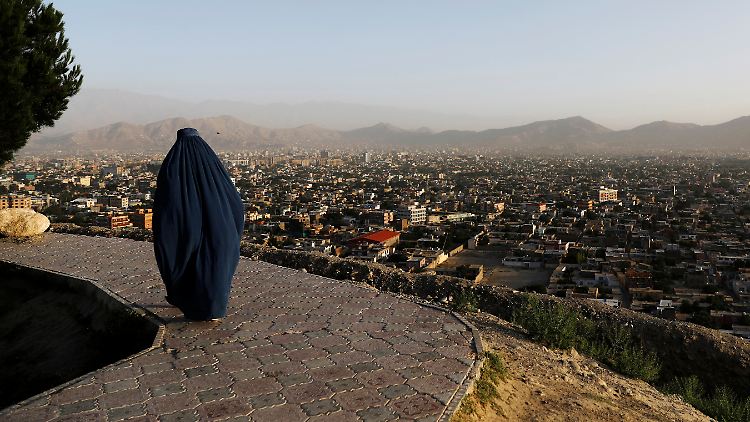 Asylantrag in Deutschland abgelehnt: Mehr als 50 Menschen kommen am Morgen in Kabul an.