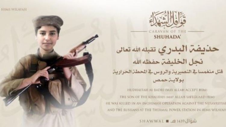 Vom IS verbreitet: Hudhayfah al-Badri mit Sturmgewehr.