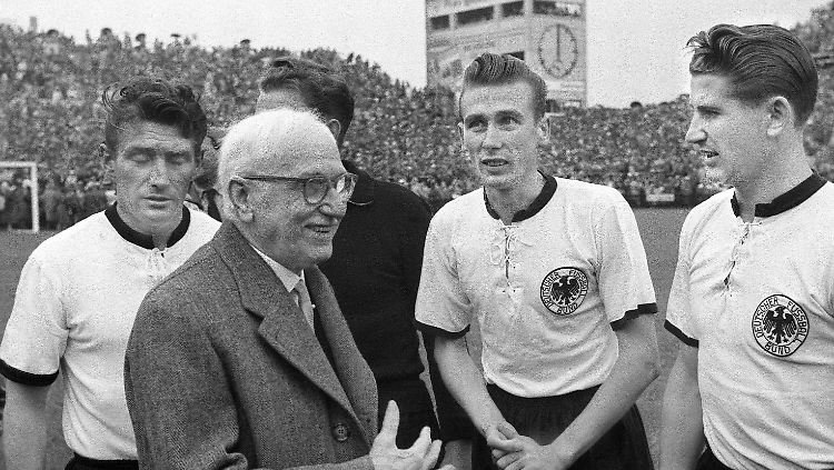 Fifa-Präsident Jules Rimet (2.v.l.) gratuliert den DFB-Kickern Fritz Walter, Horst Eckel und Helmut Rahn (vl.) zum WM-Titel 1954.