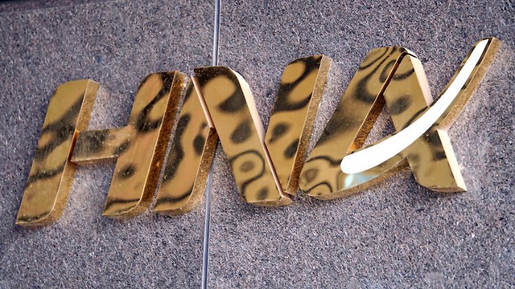 Goldfarbenes Firmenlogo: Der HNA-Konzern ächzt unter einer enormen Schuldenlast.