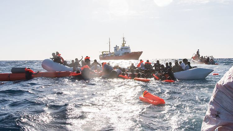 Für die Hilfsorganisation Sea-Watch wird es nun noch schwerer, Flüchtlinge aus dem Mittelmeer zu retten. Denn sowohl ein Aufklärungsflieger als auch ein Schiff der Organisation wurden von der maltesischen Regierung festgesetzt.