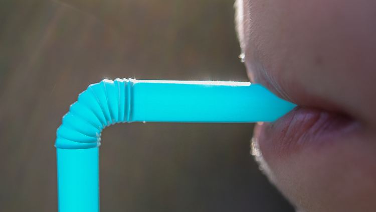 Nicht viel länger als 20 Minuten in Gebrauch: Einweg-Trinkhalme aus Plastik zählen zu den leicht vermeidbaren Quellen des weltweiten Problems mit Plastikmüll.