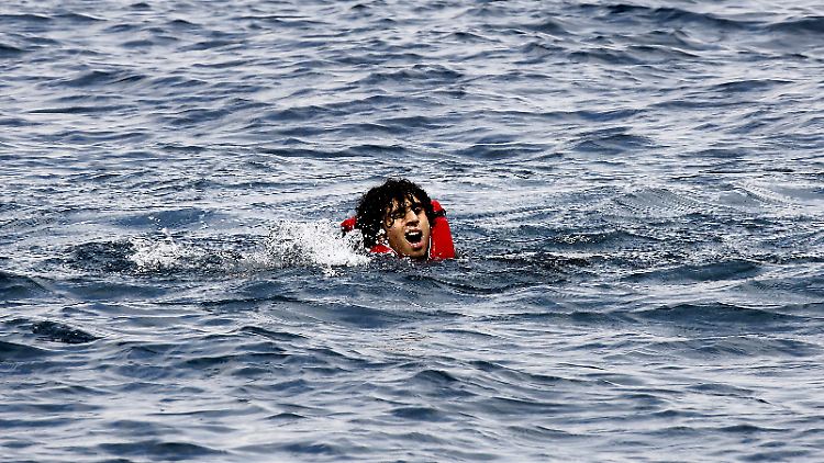 Ein Flüchtling kämpft im Mittelmeer ums Überleben.